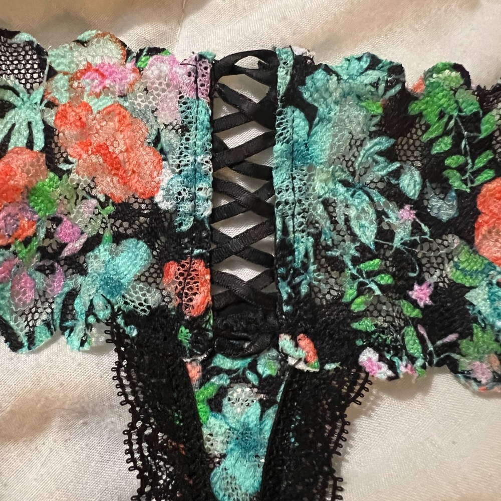 Victoria’s Secret Lace Thong size Medium New with Tags